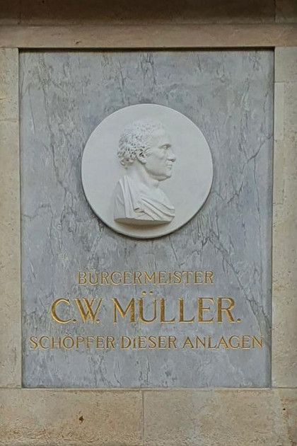 Steinernes Bürgermeister Müller Denkmal mit einem Porträtmedaillon mit der Büste des ehemaligen Bürgermeisters von Leipzig Carl Wilhelm Müller