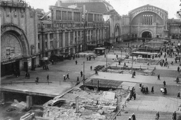 Blick auf den Querbahnsteig in die zerstörte Halle des Hauptbahnhofs ohne Überdachhung