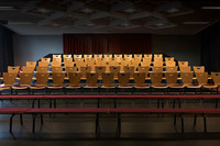 Kleiner Theaterraum mit leeren Stuhlreihen ohne Publikum