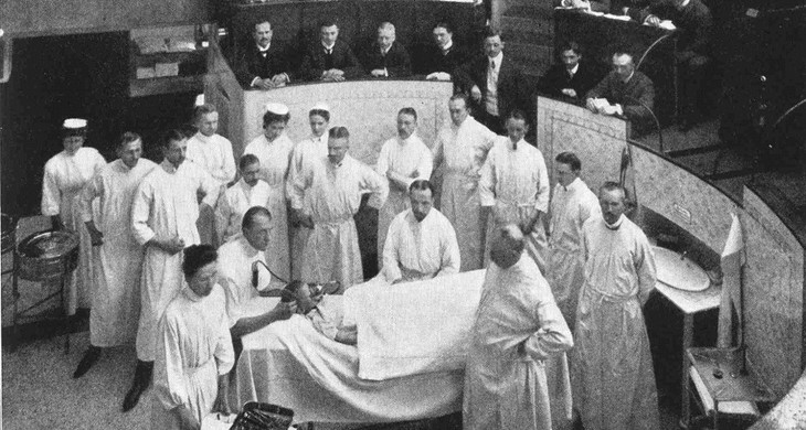 Szene aus dem Hörsaal der medizinischen Fakultät der Universität Leipzig um 1900.