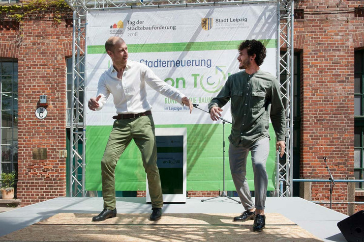 Zwei Stepptänzer auf einer Bühne im Freien