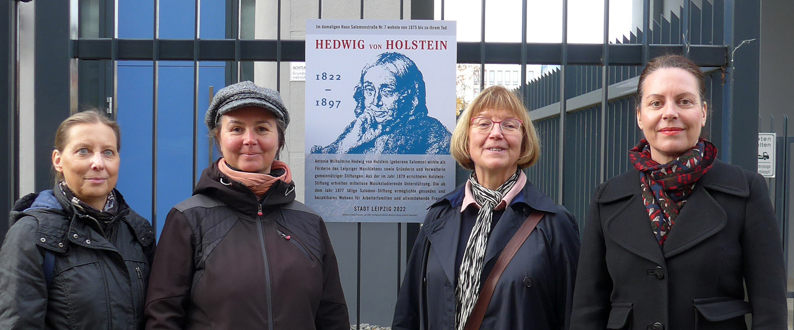 Vier Frauen posieren bei der Einweihung der Gedenktafel von Hedwig von Holstein für ein Foto.