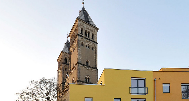 Kleinzschocher Taborkirche und Stadthäuser