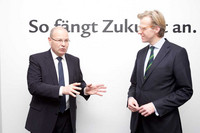 Wirtschaftsbürgermeister Uwe Albrecht im Gespräch mit Friedrich von Zech, Geschäftsführer Swiss Life Service GmbH