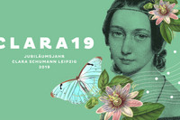 Plakatmotiv: sepiafarbenes Porträt von Clara Schumann auf grünem Grund mit Schriftzug Clara19 und Blumenelemenen
