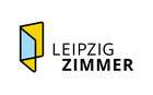 graphische Darstellung einer geöffneten Tür in Blau und Gelb, daneben Schriftzug LeipzigZimmer