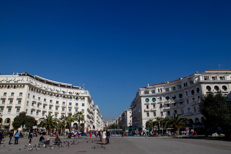 Belebter Platz Aristotelous Plaza in der Innenstadt Thessalonikis.