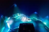 Riesiges Panorama mit der Darstellung des Wracks des gesunkenen Schiffes Titanic. Davor stehen viele Menschen auf einer dunklen Plattform und schauen sich das Riesenbild an.