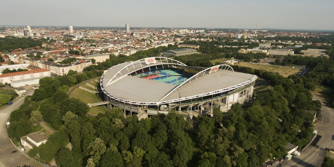 Luftbild der Red Bull Arena in Richtung Stadtzentrum