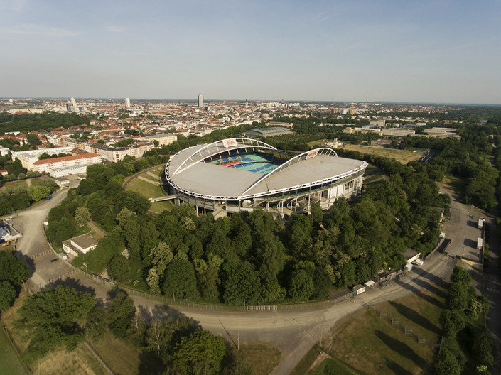 Luftbild der Red Bull Arena in Richtung Stadtzentrum