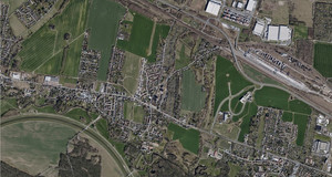Luftaufnahme des Ortskerns von Lütschena-Stahmeln mit umliegenden Feldern