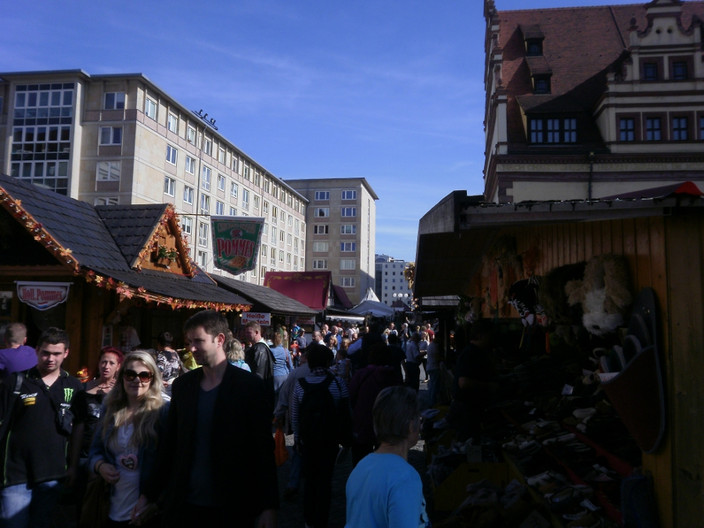 Viele Besucher flanieren zwischen den Ständen zu den Leipziger Markttagen