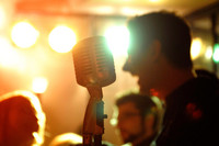 Ein Mikrofon in einer Kneipe mit Menschen im Hintergrund