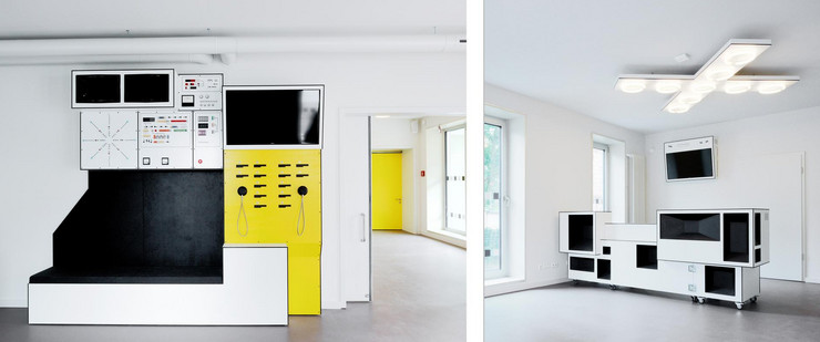 In einem weißen Raum stehen moderne Möbel mit Bildschirmen