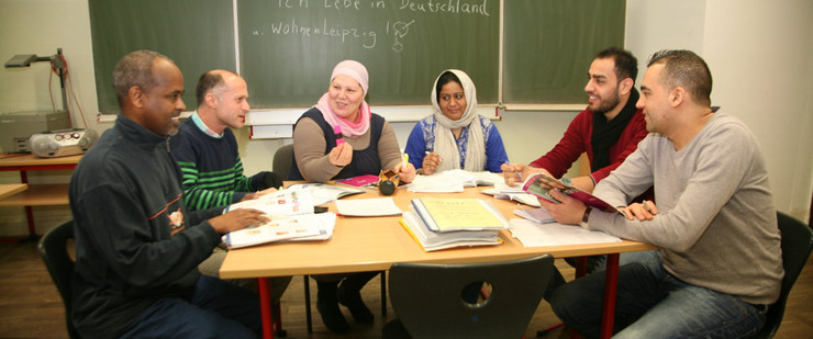Asylbewerberinnen und -bewerber aus Somalia, Libyen, Syrien, Pakistan und dem Libanon besuchen einen Deutschkurs an der Leipziger Volkshochschule