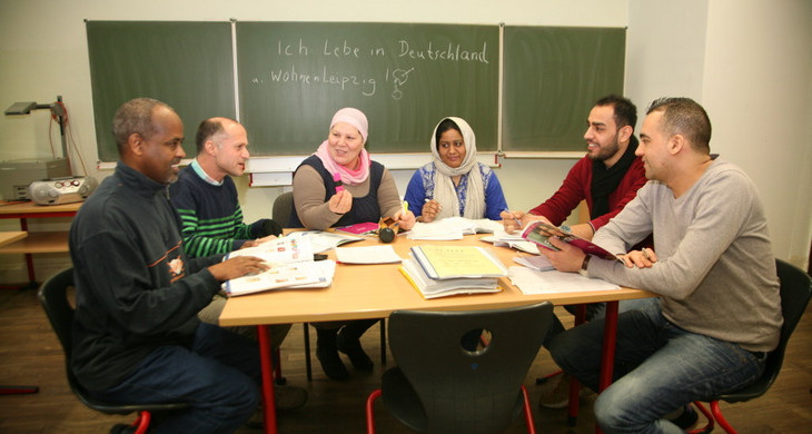 Asylbewerberinnen und -bewerber aus Somalia, Libyen, Syrien, Pakistan und dem Libanon besuchen einen Deutschkurs an der Leipziger Volkshochschule