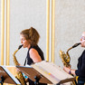 Drei Saxophonistinnen spielen ihr Instrument