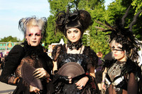 Drei dunkel gekleidete Besucherinnen des Wave-Gotik-Treffens