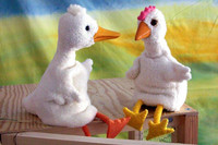 Zwei Handpuppen, eine Ente und ein Huhn.