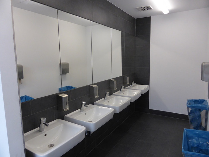 Waschbecken mit Spiegeln in der Sporthalle Brüderstraße