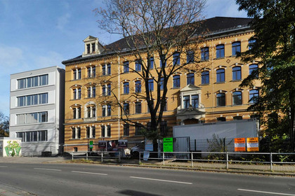 Blick auf künftiges Gymnasium an der Gorkistraße mit neuem Anbau