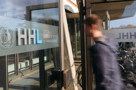 Spiegelung des Namens HHL Leipzig Graduate School of Management in einer Fensterscheibe