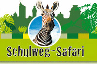 Logo mit Schriftzug-Schulweg-Safari, Aktion für einen sicheren Schulweg, im Grünton gehalten in der Mitte schaut freundlich ein Zebra