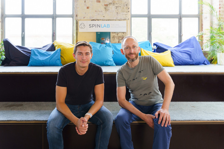 Die zwei Gründer der enaDyne GmbH sitzen im Büro des SpinLabs