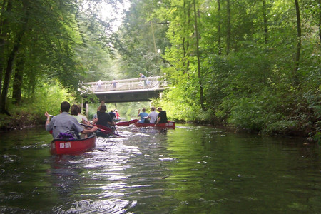 Kanus auf einem Fluß im Auwald