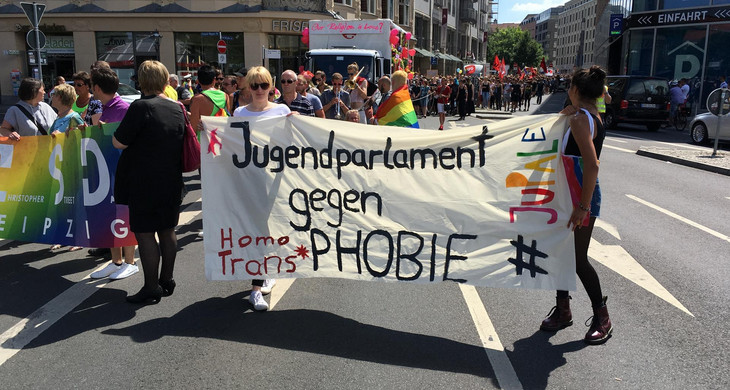 Eine Banner auf der CSD-Demo in der Leipziger Innenstadt mit der Aufschrift Jugendparlament gegen Trans und Homophobie