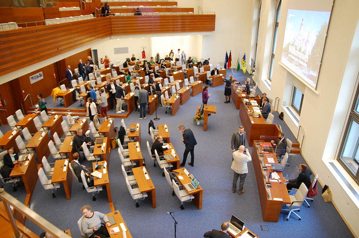 Blick in den Ratssaal zur Ratsversammlung mit versammelten Stadtrat