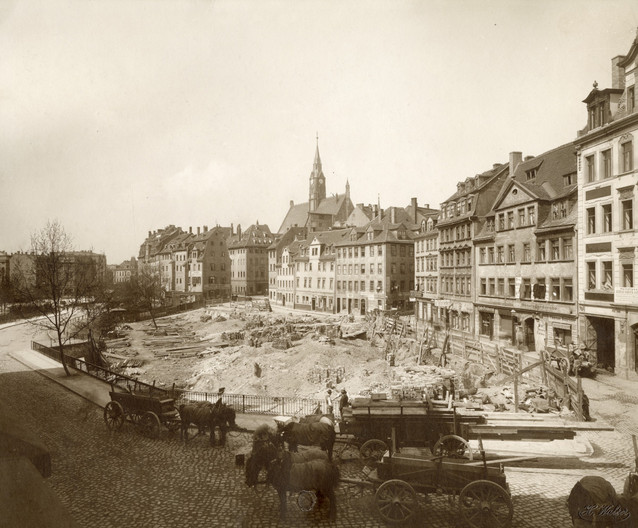 Die Häuser an der Kleinen Fleischergasse werden abgerissen und deuten auf die Umgestaltung des Areals zwischen Matthäikirchhof und Barfußgäßchen. Im Vordergrund fährt eine Pferdekutsche vorbei. Die Fotografie entstand 1906.