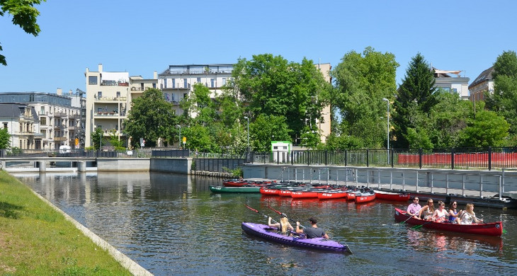 Stadthafen Leipzig mit Kanuten auf dem Wasser