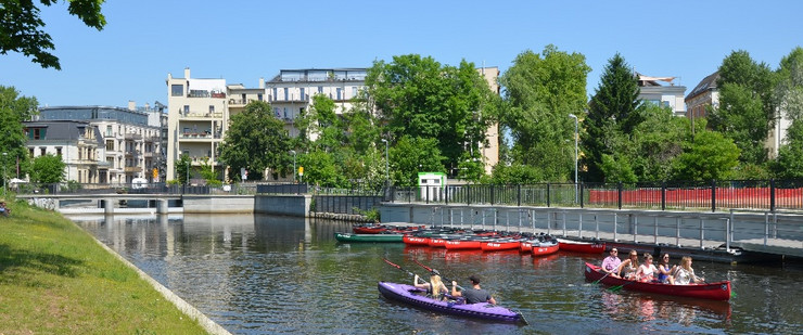 Stadthafen Leipzig mit Kanuten auf dem Wasser