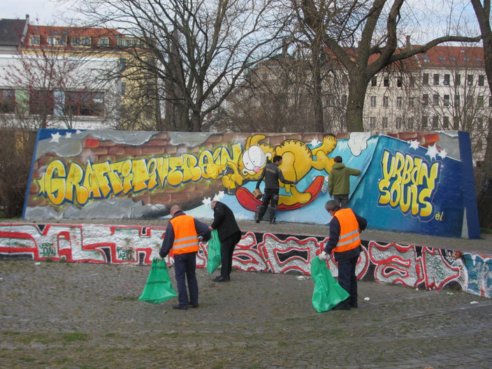 Akteure des Vereins Urban Souls gestalteten am 27. März 2015 das Graffiti am Theatrium neu.