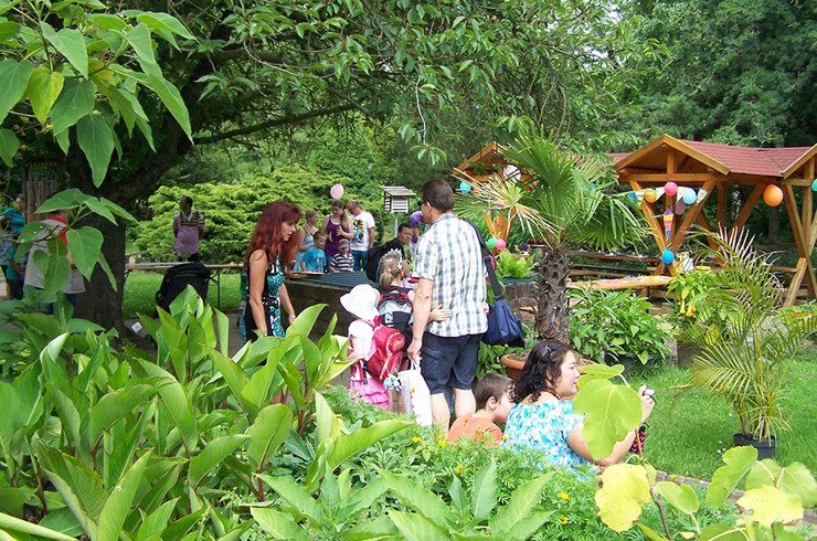 Besucher bei einer Veranstaltung im Garten des Schulbiologiezentrums