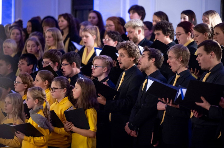 Viele singende Kinder und Jugendliche in einem Chor