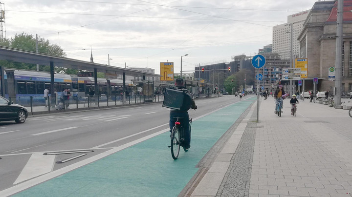 Ein Fahrradfahrer auf der grünen Fahrspur vor dem Hauptbahnhof.