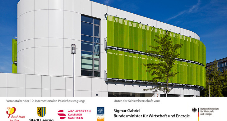 Themenbild zur Passivhaustagung 2015 in Leipzig mit den Logos der Veranstalter und einer Außenansicht eines Passivhauses