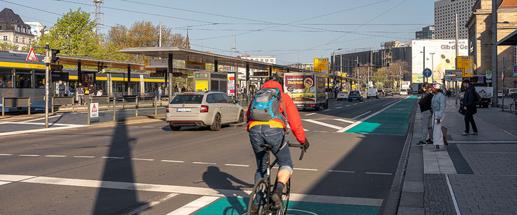 Grün eingefärbter Radfahrstreifen mit Radfahrer vor dem Hauptbahnhof in Leipzig