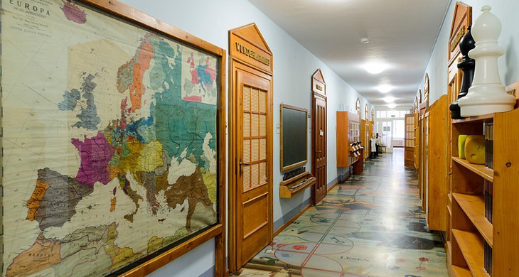 Eingangsbereich der Dauerausstellung 1212-1933 des Leipziger Schulmuseums.