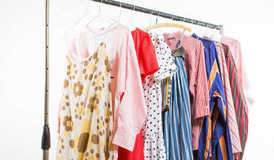 Mehrere verschiedene Kleidungsstücke auf einem Kleiderständer.