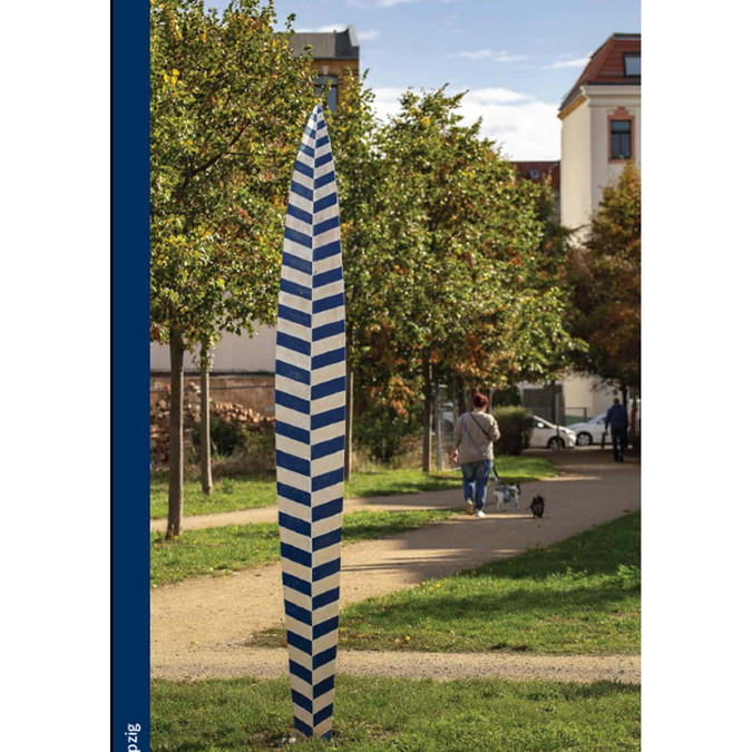 Titelbild eines Faltblattes: Blick in den Bürgerpark Schiebestraße mit einer Stele im Vordergrund und Menschen im Hintergrund