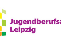 Das Logo der Jugendberufsagentur Leipzig. Mehrere Farbquardrate symbolisieren die verschiedenen Partner unter einem Dach.