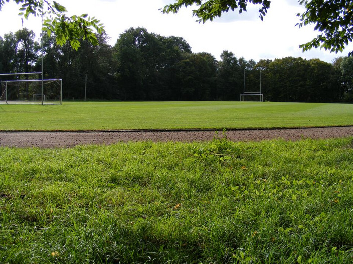 Rugbyfeld der August-Bebel-Kampfbahn mit Rugbytoren und davor aufgestellten Fußballtoren.