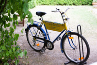 Blaues Fahrrad mit einem angebauten Schild, auf dem steht: Rat der Stadt Leipzig, Dienstrad Nr. 1