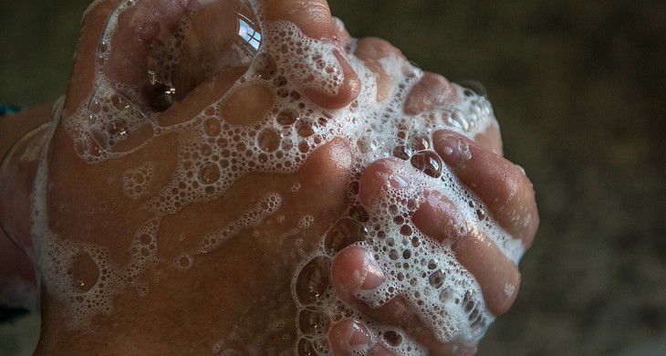 zwei Hände beim Händewaschen mit Seifenschaum