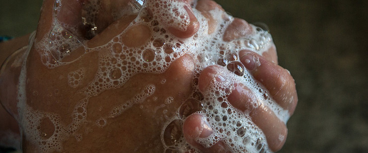 zwei Hände beim Händewaschen mit Seifenschaum