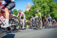 Radsportler bei den Neuseen Classics auf der Prager Straße am Völkerschlachtdenkmal