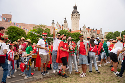 Portugiesische Fans am Wilhelm-Leuschner-Platz, im Hintergrund das Neue Rathaus